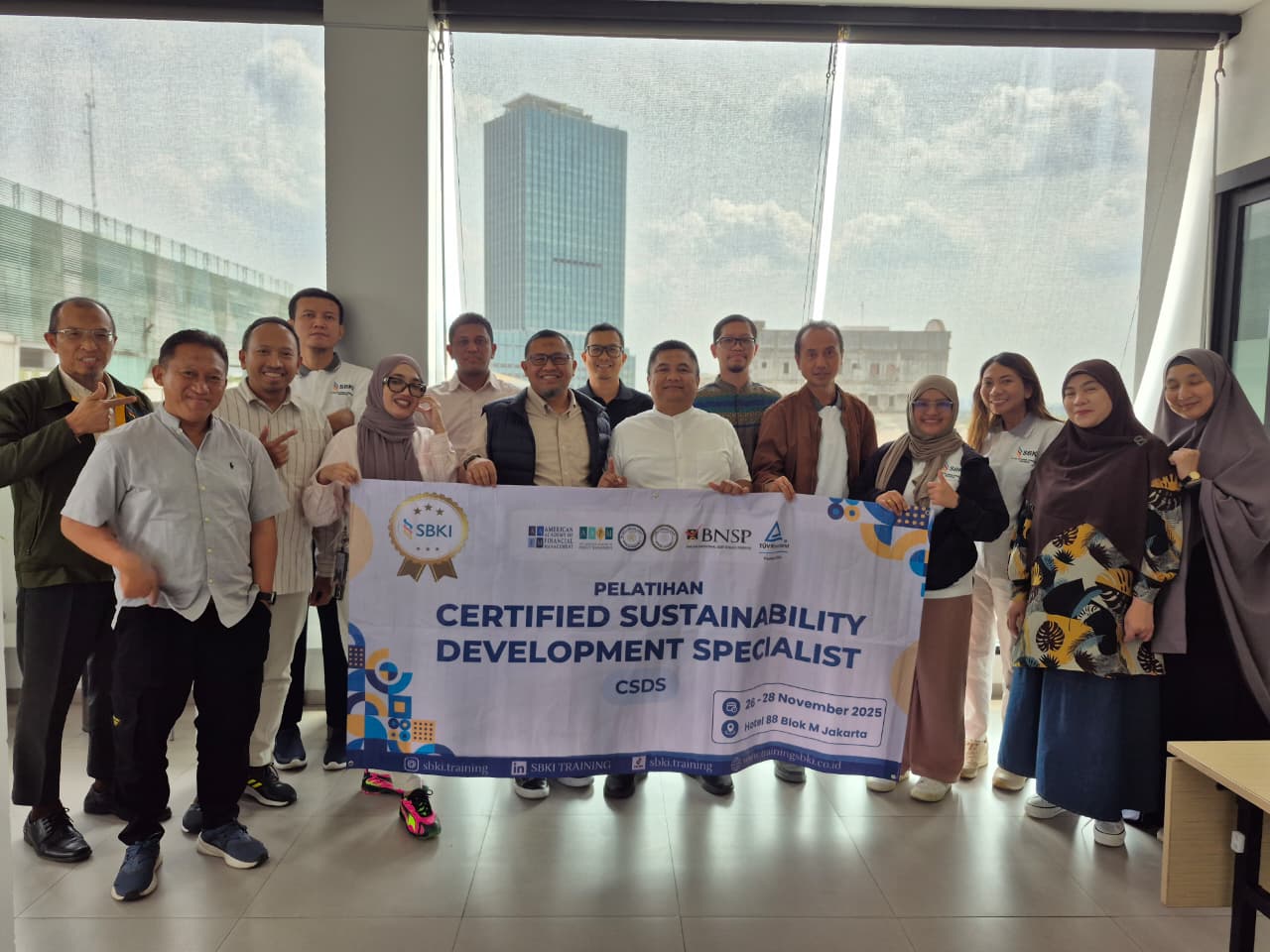 Peserta pelatihan Certified Sustainability Development Specialist (CSDS) SBKI bersama tim trainer, November 2025