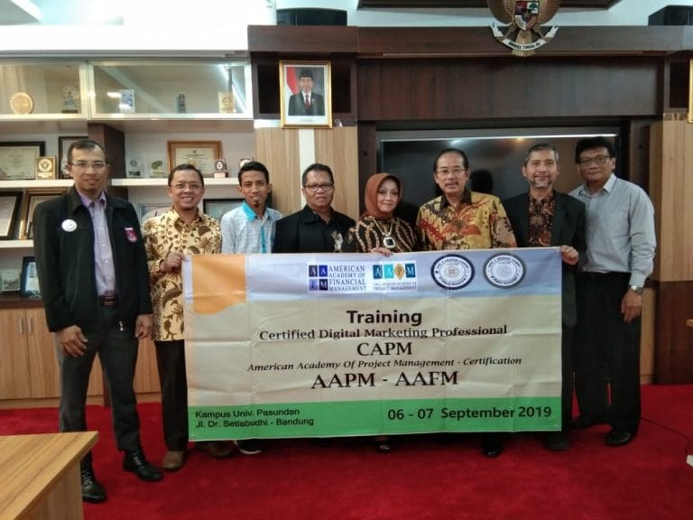 Peserta menganalisis studi kasus keuangan dalam sesi kelas