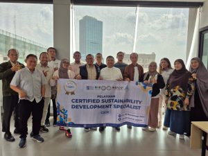 Tim proyek berdiskusi menyusun rencana kerja dalam sesi pelatihan
